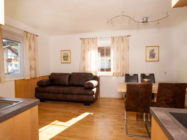 Großes Wohnzimmer mit Flat-TV