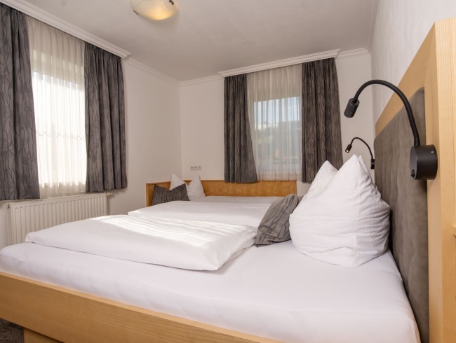 Schlafzimmer mit Doppelbett