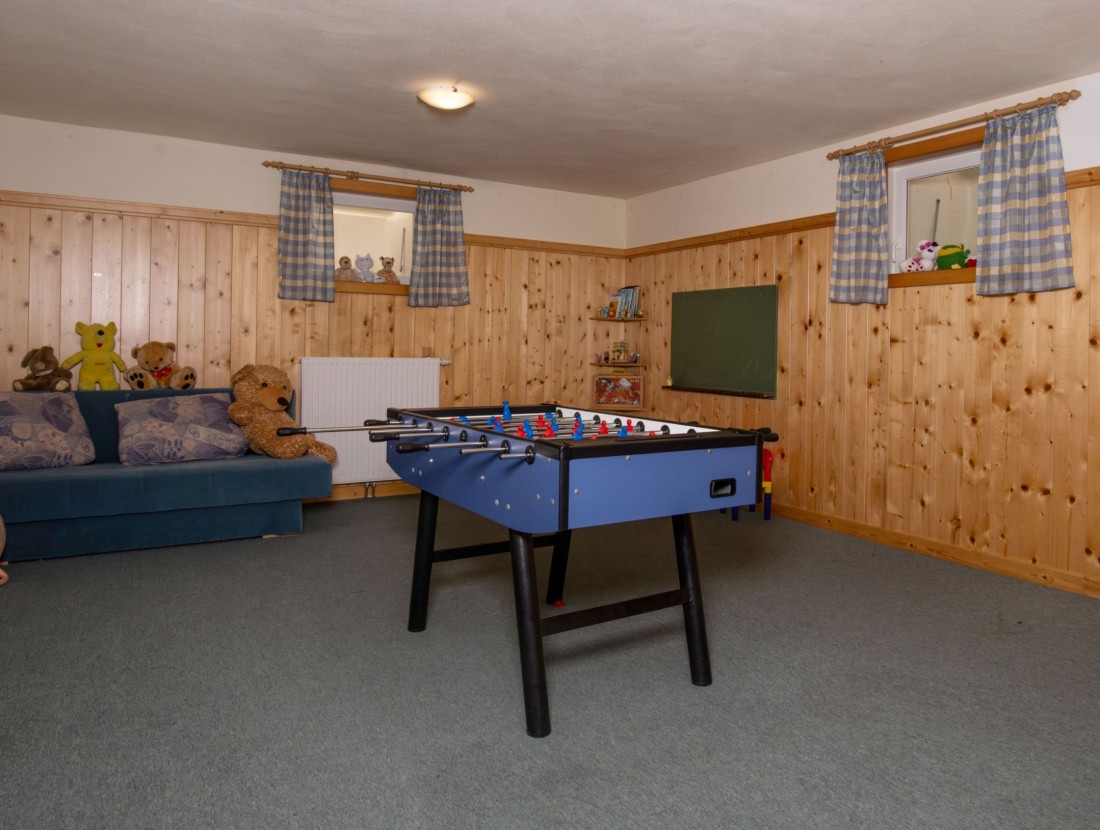 Fitnessraum mit Tischtennis, Hometrainer, Stepper, Boxsack und Sprossenwand